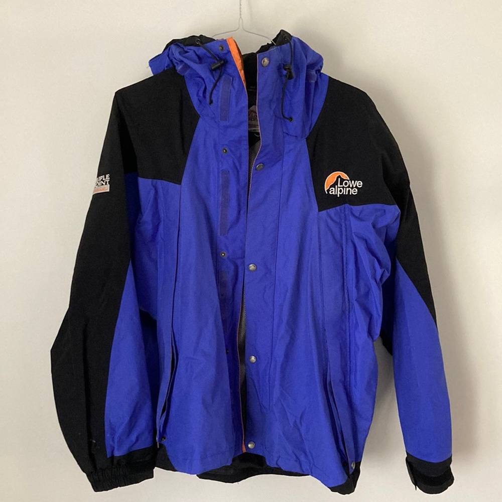 Ski jacket with brimmed hood.